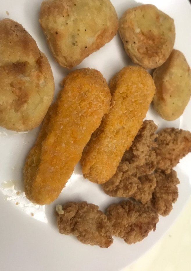 氣炸雞塊、起司雞柳條、鹹酥雞-氣炸鍋 的食譜成品照片