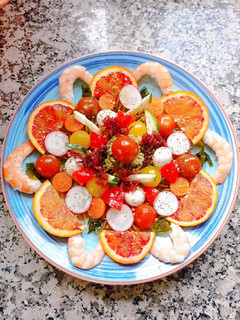 Una foto de Ensalada de pasta de guisantes con 🦐 y 🍊