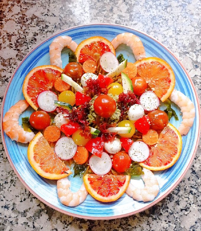 Foto principal de Ensalada de pasta de guisantes con 🦐 y 🍊