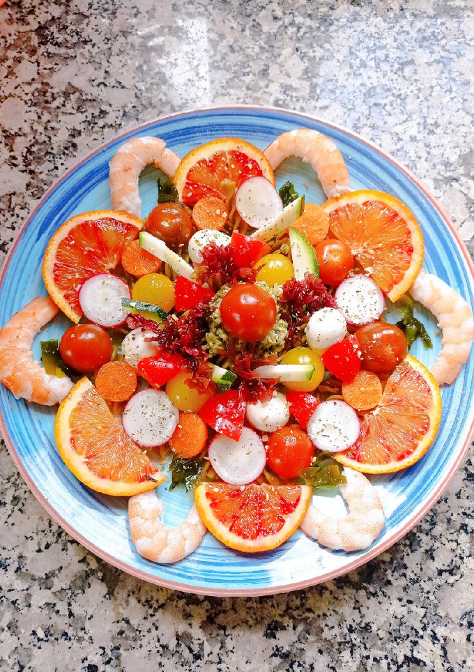 Una foto de Ensalada de pasta de guisantes con 🦐 y 🍊