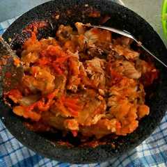 รูปของ Ayam geprek crispy sambel trasi bali