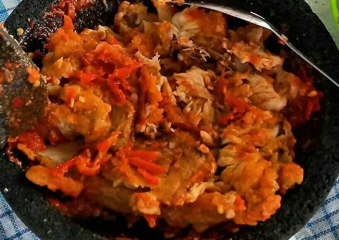 Ayam geprek crispy sambel trasi bali