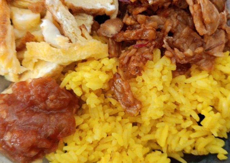 Bagaimana Menyiapkan Nasi kuning rice cooker, Lezat Sekali