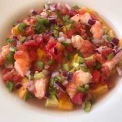 Una foto de Ceviche de Langostinos con mango y aguacate