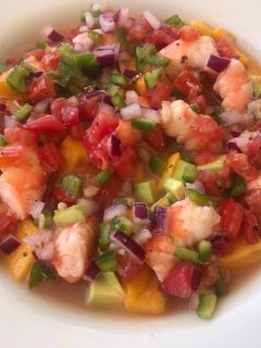 Una foto de Ceviche de Langostinos con mango y aguacate