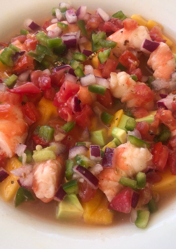 Una foto de Ceviche de Langostinos con mango y aguacate