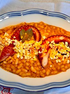 Una foto de Pulpo con alubias blancas