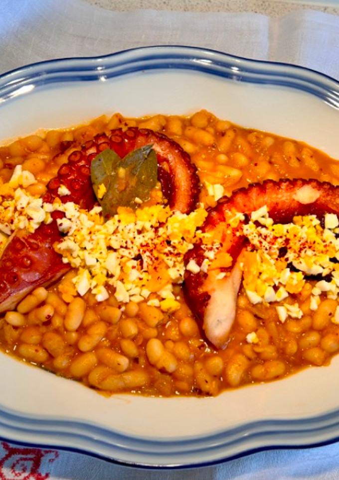 Una foto de Pulpo con alubias blancas