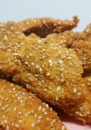 Una foto de Pollo frito rebozado con sésamo