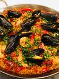 Παέλια (Paella) ισπανική με θαλασσινά, κοτόπουλο και τσορίθο