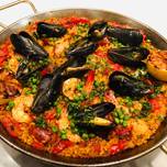 Παέλια (Paella) ισπανική με θαλασσινά, κοτόπουλο και τσορίθο