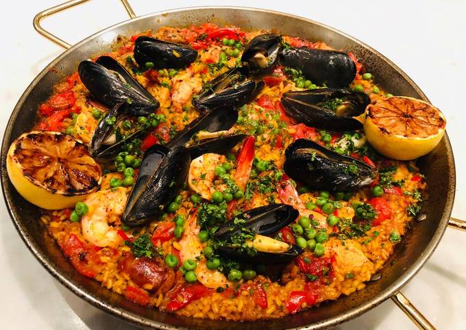 Παέλια (Paella) ισπανική με θαλασσινά, κοτόπουλο και τσορίθο συνταγή από τον/την Chef Mηνάς Σωτηρακόπουλος - Cookpad