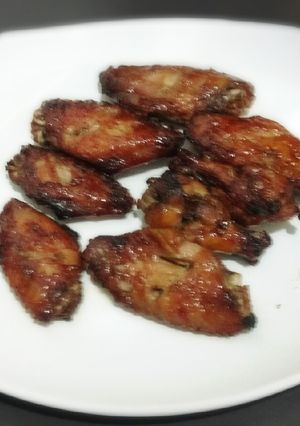 รูปของ ปีกไก่อบเนยกระเทียมพริกไทย