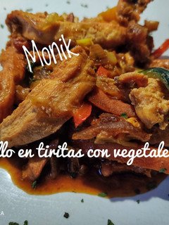 Una foto de Pollo en tiritas con vegetales