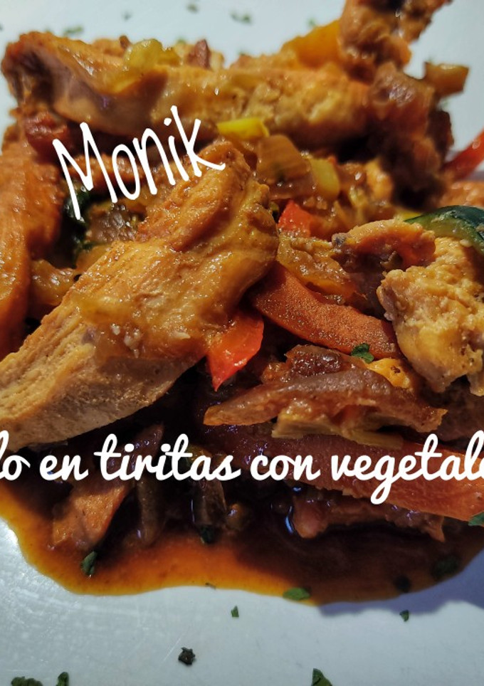 Una foto de Pollo en tiritas con vegetales