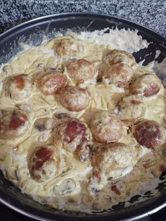 Una foto de Albóndigas con salsa de champiñones