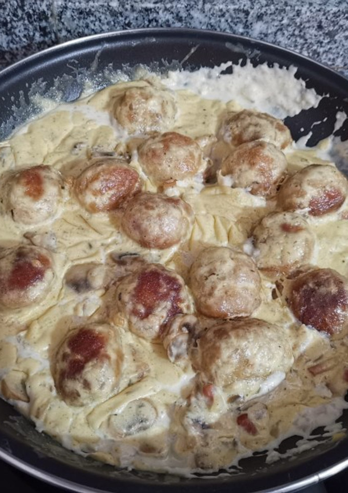 Una foto de Albóndigas con salsa de champiñones