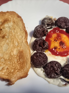 Una foto de Huevo frito con morcilla de arroz
