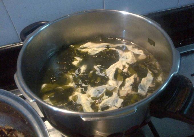 Resep Soup rumput laut telur sutra simpel praktis Yang Bisa Manjain Lidah