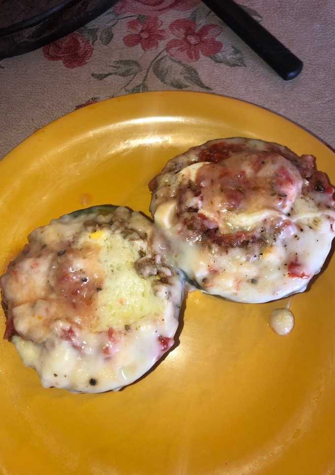 Una foto de Zapallito relleno con carne y salsa blanca 😋