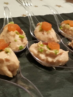 Una foto de Crema de salmón ahumado en cucharitas