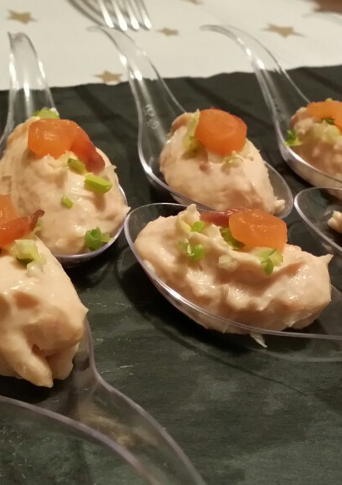 Una foto de Crema de salmón ahumado en cucharitas