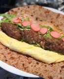 Bánh mì mễ cuộn thịt viên và trứng cuộn