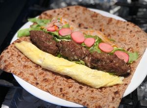 Hình của món Bánh mì mễ cuộn thịt viên và trứng cuộn.