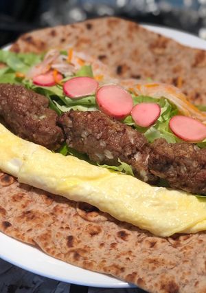 Hình của món Bánh mì mễ cuộn thịt viên và trứng cuộn.