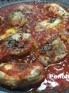 Una foto de Pollo en fritada con tomate al vino blanco con orégano