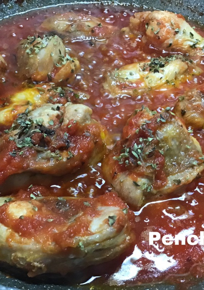 Una foto de Pollo en fritada con tomate al vino blanco con orégano