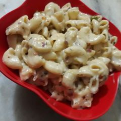 A picture of White sauce pasta.