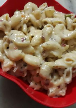 A picture of White sauce pasta.