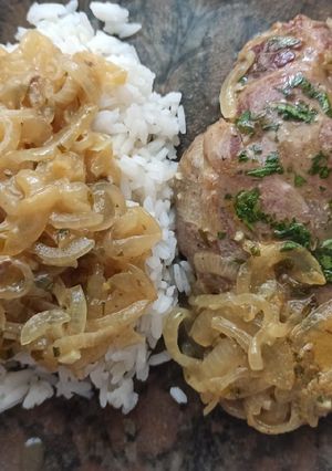 Una foto de Bifes de bondiola a la mostaza + guarnición de arroz