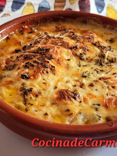 Una foto de Cazuelita de calabacín y champiñones con bechamel gratinada