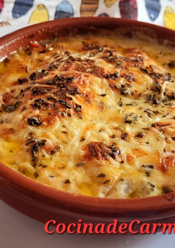 Una foto de Cazuelita de calabacín y champiñones con bechamel gratinada
