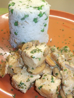 Una foto de Strogonof de pollo con arroz, guisantes y nueces
