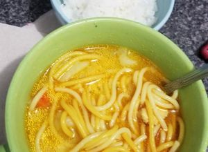 Una foto de Sopa de Pollo (casera) y Arroz Blanco