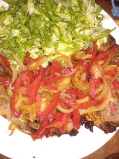 Una foto de Aguja con salteado y ensalada de #VerdurasVerdes