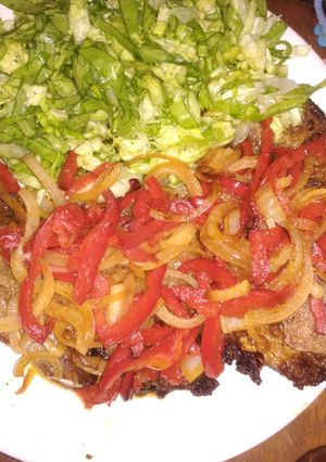 Una foto de Aguja con salteado y ensalada de #VerdurasVerdes