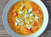 Una foto de sopa de pasta integral