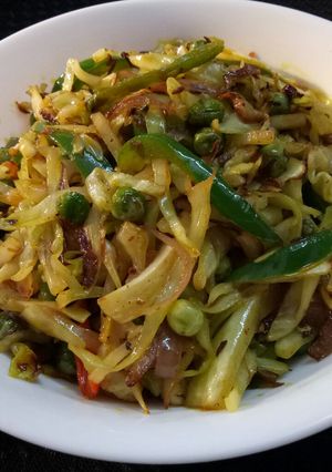 A picture of Cabbage green peas stir fry.