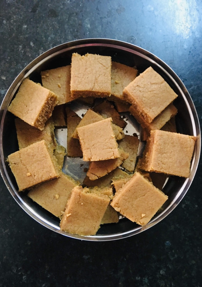 સુખડી (Sukhdi Recipe In Gujarati) રેસીપી મુખ્ય ફોટો