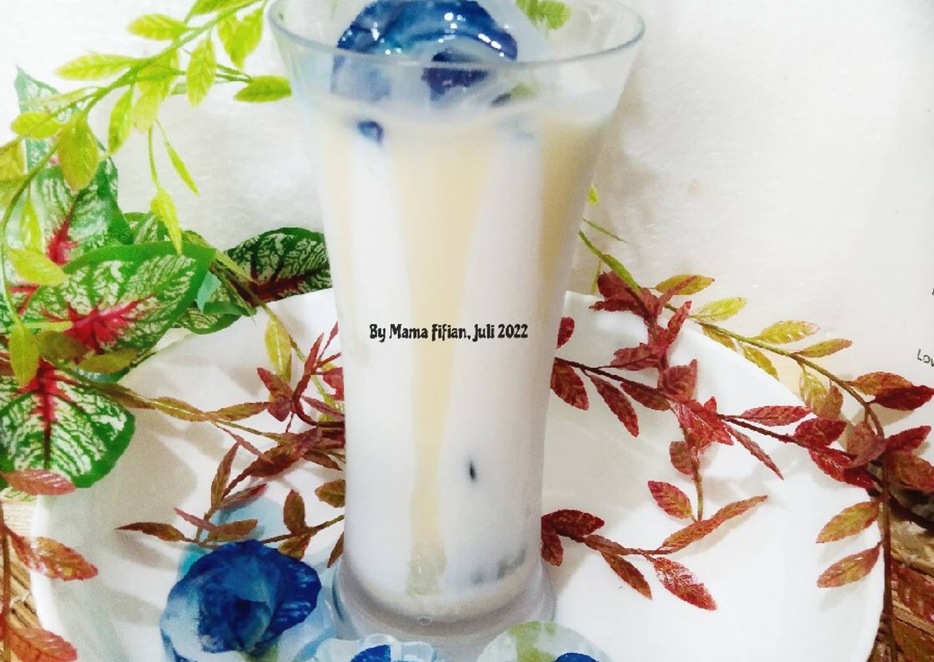 Milk Pea Flower Ice Cubes (Es Batu Bunga Telang Susu)