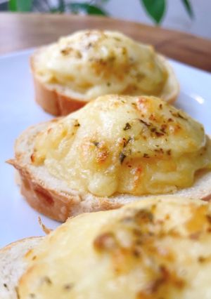 Hình của món Bánh mì với khoai tây nghiền phủ phomai đút lò.