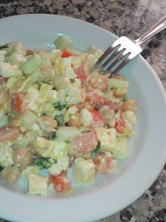 Una foto de Ensalada de Garbanzos con tortilla de huevo y queso