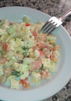 Una foto de Ensalada de Garbanzos con tortilla de huevo y queso