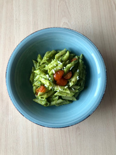 Una foto de Pasta con pesto vegano