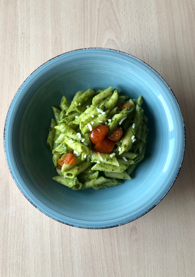 Una foto de Pasta con pesto vegano