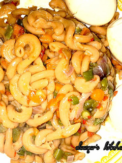 A picture of Jollof macroni.